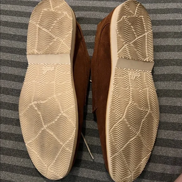 Kenneth Cole Brown Suede Shoes with Cream Laces - Picture 2 of 3